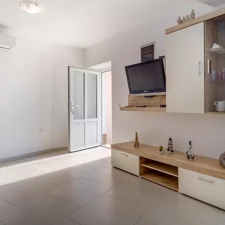 Beautiful Apartment In Cunski