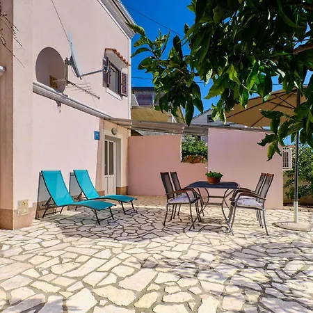 Beautiful Apartment In Cunski דירה *